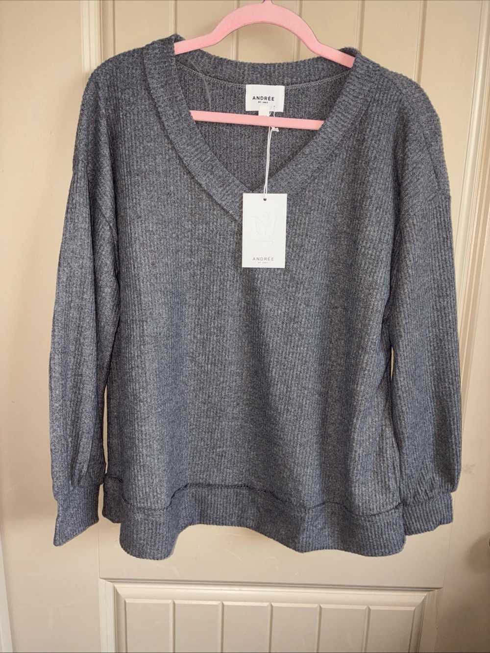 ANDREE BY UNIT Gray Ribbed V-Neck Sweater